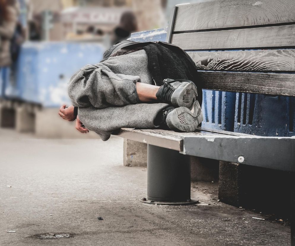 Nie myje się, śpi na ulicy. Nikt nie wie jak pomóc młodej schizofreniczce z Bydgoszczy