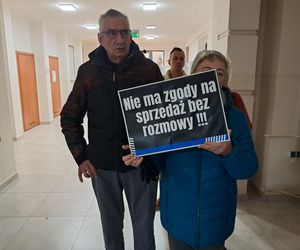 Zebrali prawie dwa tysiące podpisów. Protest przed sesją Rady Miejskiej w Starachowicach