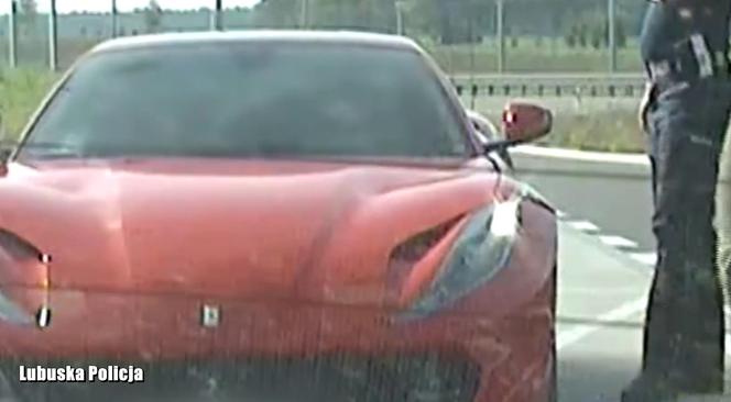 Gnał ferrari 220 km/h, choć nie miał prawa jazdy. Karę wymierzył mu sąd [WIDEO]