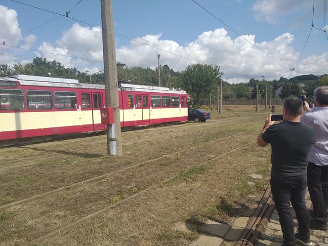 Tramwaj uderzył w samochód - piknik w MZK. 