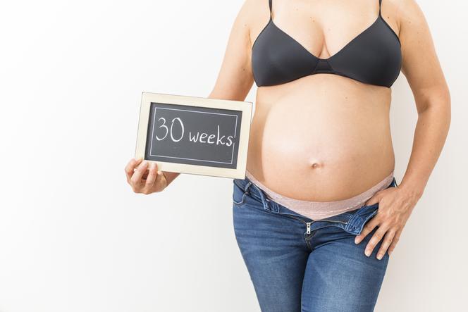 Brzuch kobiety w 30 tygodniu ciąży