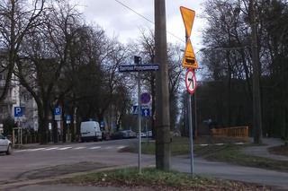 Wąski przejazd przez działki, brak chodnika, trudny wyjazd na główną ulicę - sprawdzamy, jak wygląda droga do mostu tymczasowego w Toruniu [ZDJĘCIA, AUDIO]