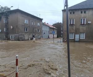 Zagrożenie powodziowe. Głuchołazy. Woda przelała się przez wały. Zalewa miasto