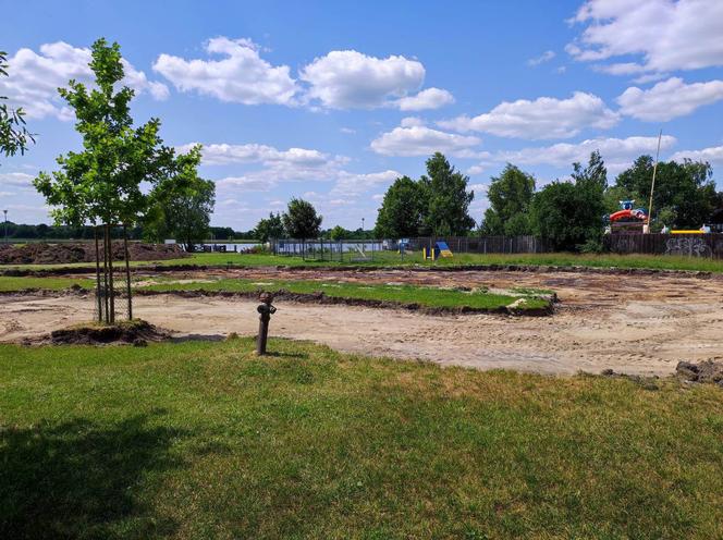 ZOBACZ ZDJĘCIA z postępów budowy toru pumptrack nad zalewem Muchawka