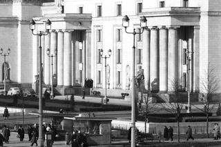 Czysty Pałac Kultury i Nauki w Warszawie - zobacz stare zdjęcia. Tak wyglądał bez warstwy brudu