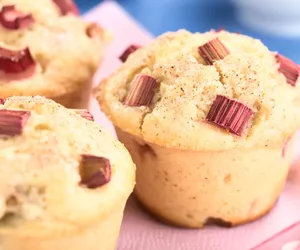 Muffinki z rabarbarem. Dodaj białą czekoladą, a będą smakować obłędnie 