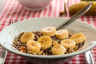 śniadanie bezglutenowe - jaglanka z bananami