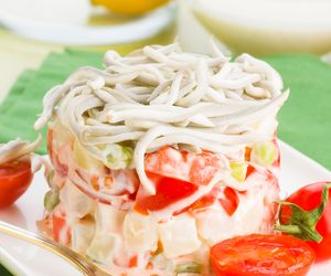 Najlepsza sałatka z paluszkami krabowymi i makaronem ryżowym