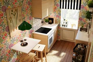 Motywy roślinne w kuchni na wiosnę: tapety, drewno na szafkach, ziołowe szklarnie