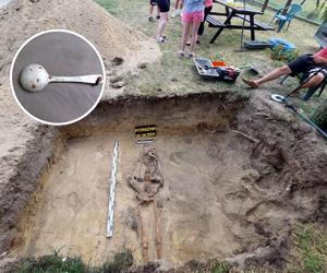 Masowy grób na Dolnym Śląsku. Wśród szczątków znaleziono zaskakujący przedmiot