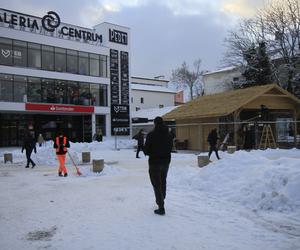 W centrum Lublina trwa montaż szopki bożonarodzeniowej