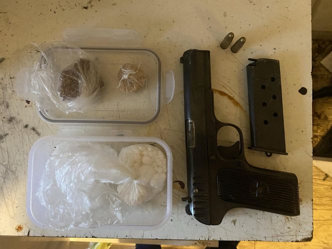 Schował się pod materacem w dziecięcym pokoju. Miał broń i narkotyki. 33-latek usłyszał zarzuty