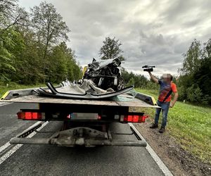Samochód ciężarowy zderzył się z osobowym autem. Cztery osoby zginęły. Droga zablokowana