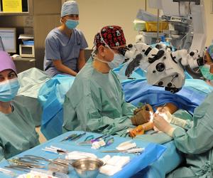 Poważna operacja w szpitalu w Słupsku. Ratują życie przy użyciu nowego sprzętu