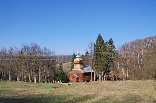 To najsławniejsza wieś w Małopolsce. Legenda głosi, że w miejscowym dworze zamieszkały diabły