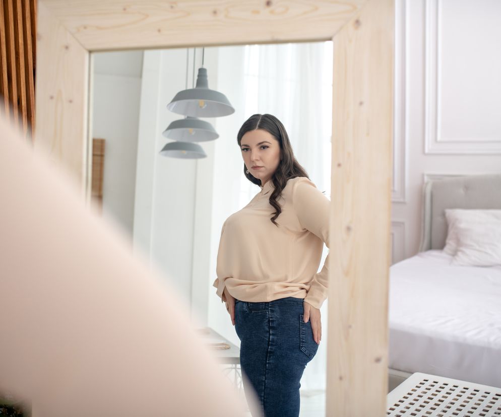 Kobieta ogląda swoją talię w lustrze