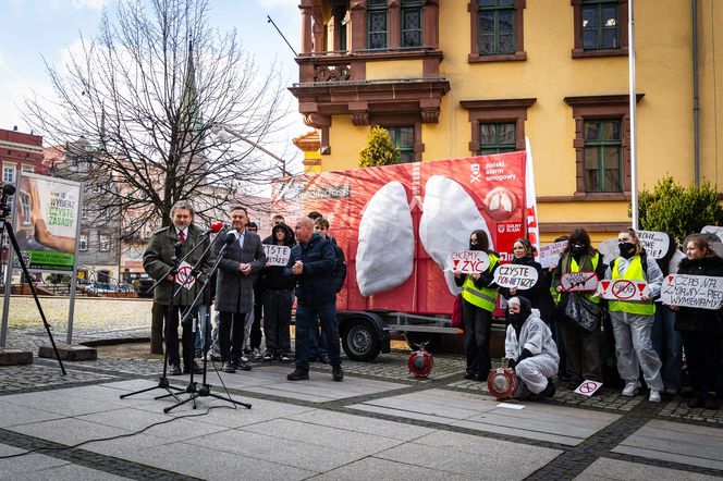 Smogowe płuca trafiły do Nowej Rudy. Zobacz zdjęcia instalacji!