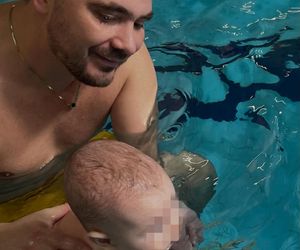 Daniel Martyniuk uczy syna pływać