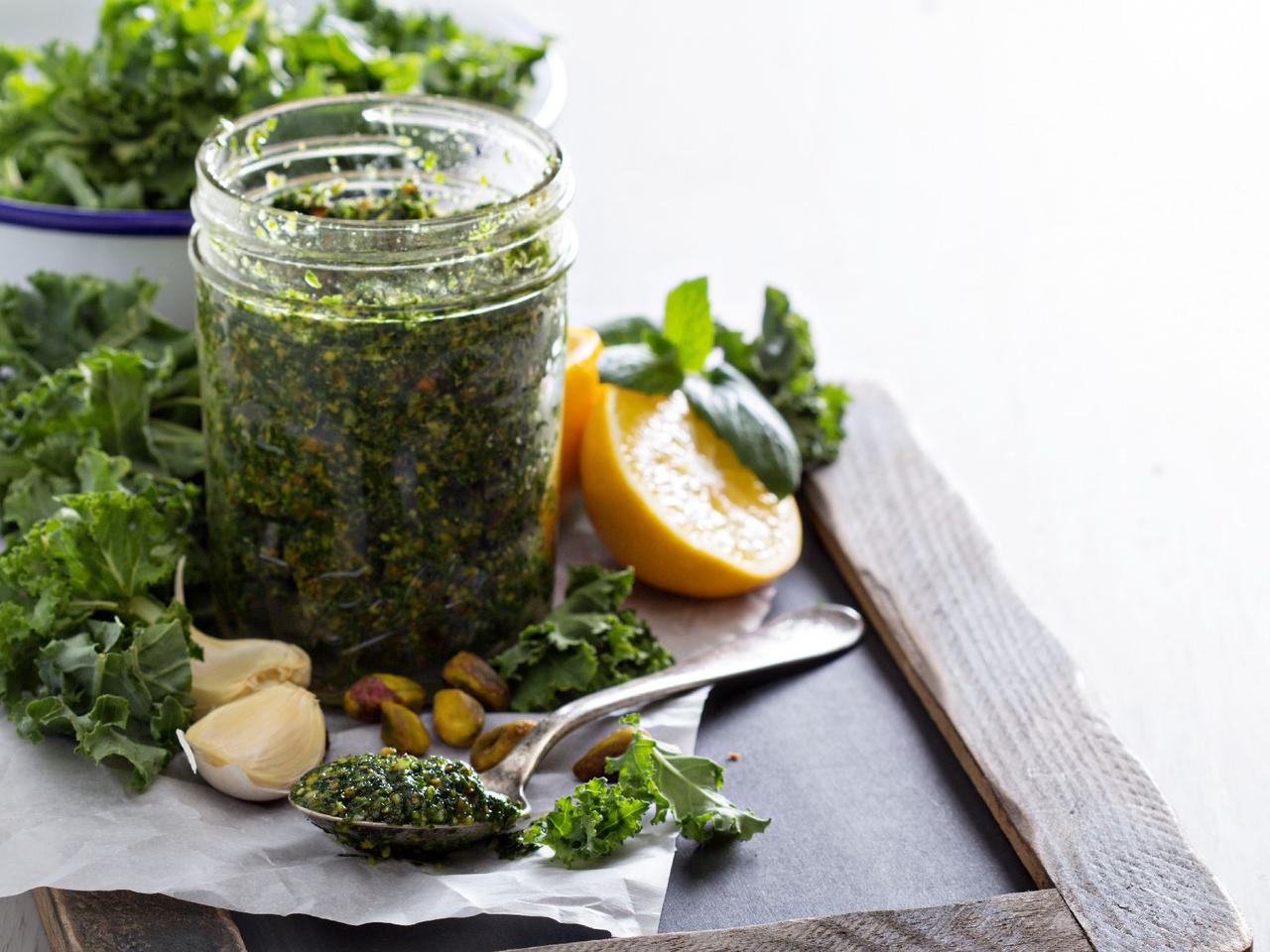 Jak zrobić ostre pesto z jarmużu? Podajemy łatwy przepis!