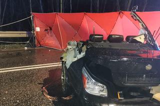 Trzech nastolatków i 26-latek wbili się BMW w ciężarówkę [ZDJĘCIA]