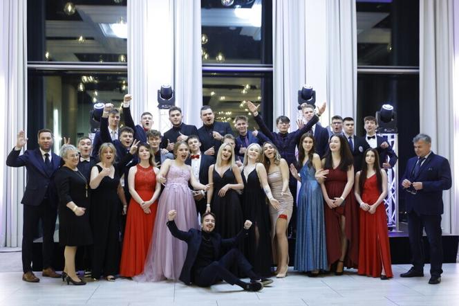 Studniówka na 34. piętrze. Bal maturalny IV LO w Gdańsku [ZDJĘCIA]
