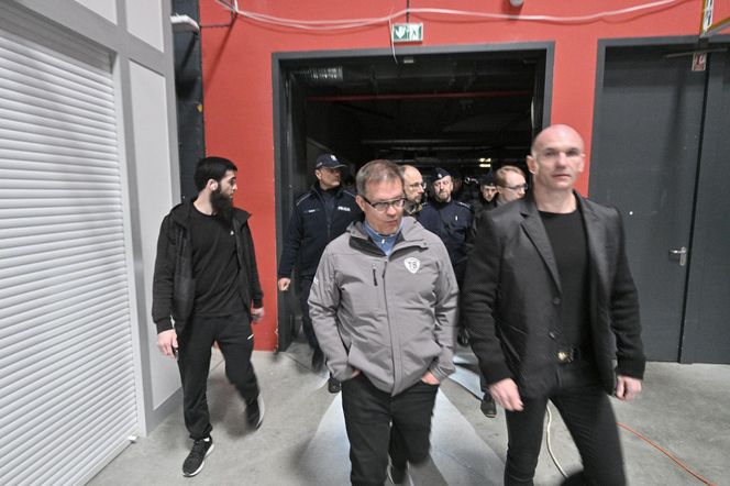 Komornicy na Modlińskiej. Nerwowe starcie przy hali na Białołęce. Ostry konflikt kupców z zarządcą hali