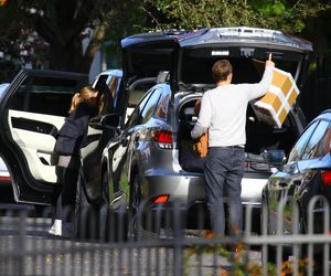 K. Tusk z mężem przenoszą rzeczy z lexusa do innego auta: Córka oddała ojcu samochód