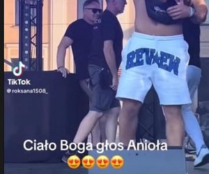 Kilka dni po wypadku Skolim już szaleje po scenie bez temblaka. Ciało boga, głos anioła