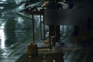 Radom. Zdemolowali wiatę. Gdy trafili za kratki, dostali szału