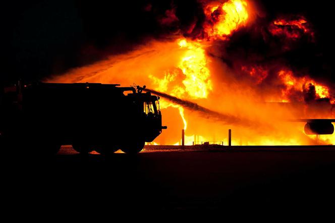 Zagorzyn. Zakład produkujący trumny stanął w płomieniach! Z ogniem walczyło ponad 80 strażaków!