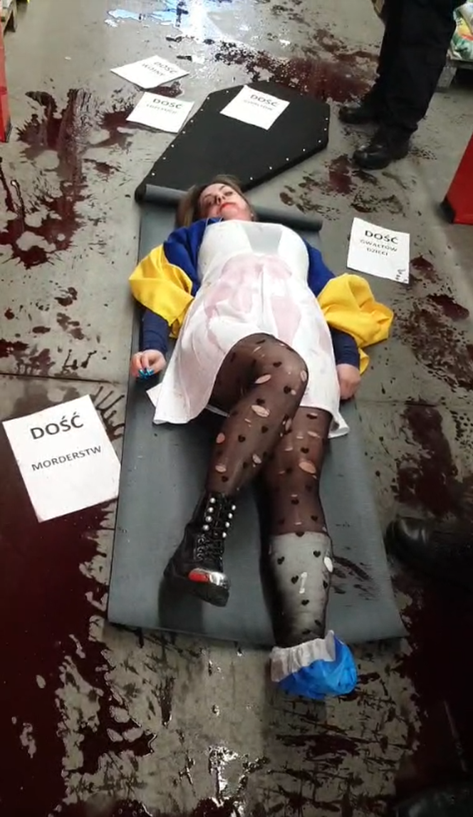 Monika leżała w kałuży krwi między kasami. Wstrząsający protest w rosyjskim sklepie w Jaworznie