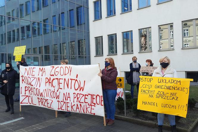 Protestujący w czasie sesji Rady Powiatu Gnieźnieńskiego