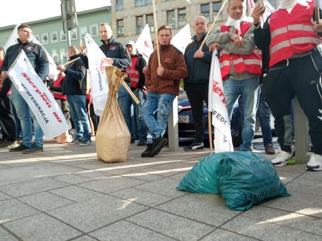 Górnicy protestowali w Warszawie pod siedzibą PGE. Wystawiono świńskie łby