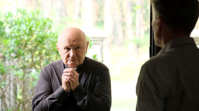 M jak miłość, odcinek 1620: ksiądz (Maciej Damięcki), Jaszewski (Tomasz Lulek)