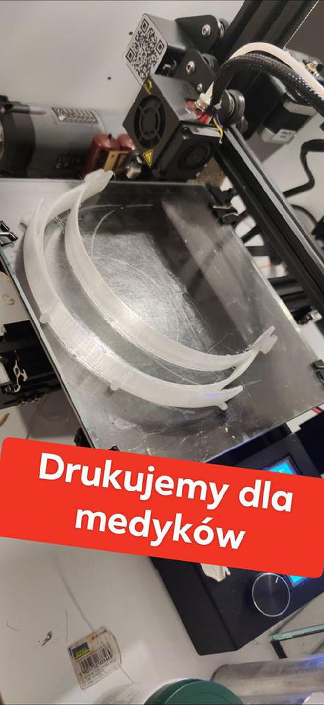  W Ornecie drukują przyłbice do osłony twarzy. Maski trafią do szpitali w regionie