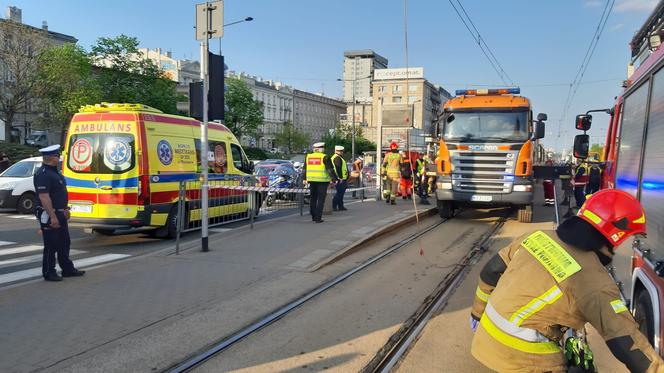  Poważny wypadek w centrum Warszawy! Piesza wpadła pod tramwaj