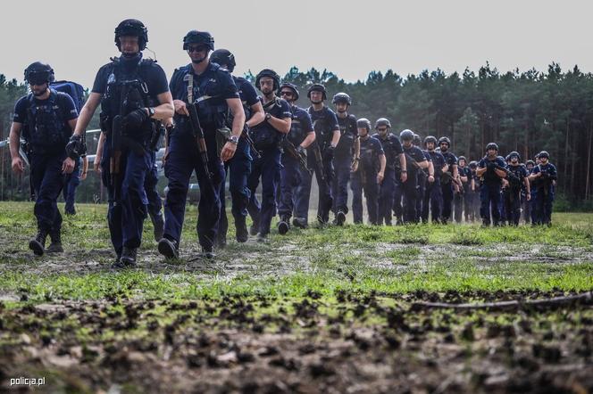 Policjanci z Rzeszowa jak z filmu Patryka Vegi. Zobaczcie zdjęcia z poligonu 