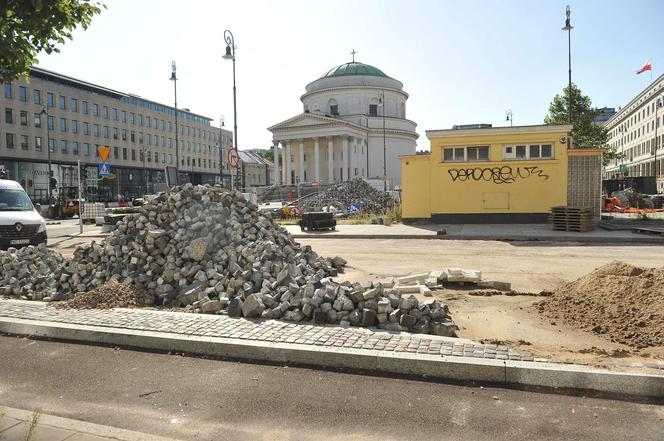 Wrócił ruch na obie jezdnie Placu Trzech Krzyży. Inwestycja mocno opóźniona