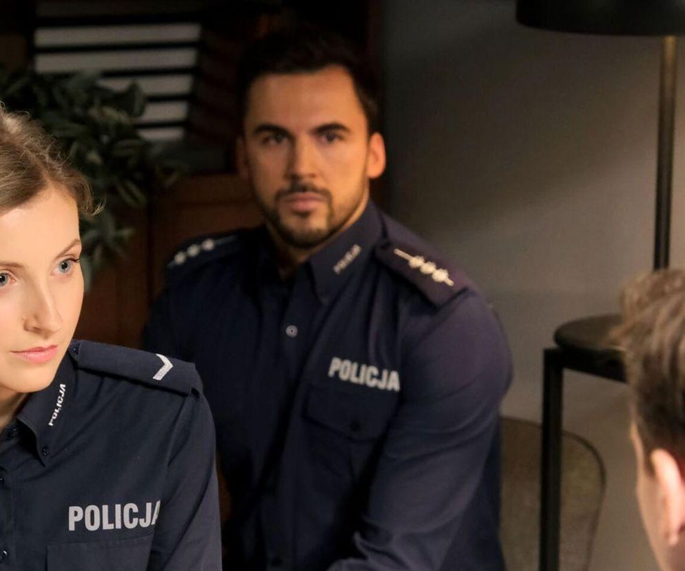 Aktorzy Dominika Suchecka jako Natalka i Jakub Kucner jako Rafał w serialowych mundurach policjantów. Para funkcjonariuszy z M jak miłość w trakcie służbowego spotkania. Więcej informacji o serialu znajdziesz na naszym portalu.