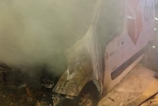 Pożar samochodu dostawczego na rondzie Generała Maczka