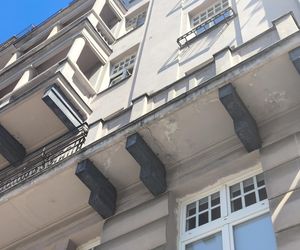 „Marzę, żeby się ogrzać przed śmiercią”. Mieszkańcy kamienicy w centrum Warszawy żyją bez centralnego ogrzewania