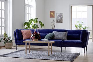 Granatowa sofa – salonowy hit. Co wybrać? Przegląd rozwiązań