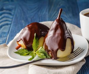 Deser z gruszek, który urzeka smakiem – wanilia, czekolada i odrobina elegancji