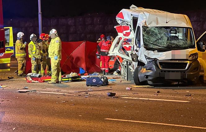 Wypadek na S2. Ciężarówka wjechała w samochód dostawczy kuriera