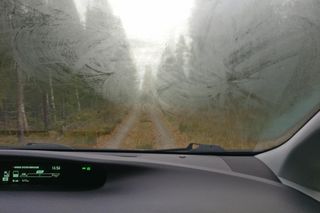 Biegnij do Action, a za 6 zł pożegnasz zaparowane szyby w aucie. O poranku będą suchutkie i gotowe do jazdy. Sposób na wilgoć na szybach 