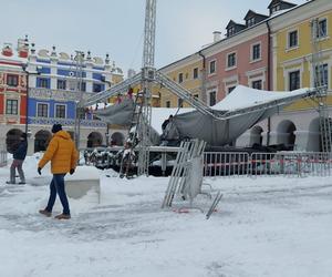 Zawaliła się plenerowa scena na Rynku Wielkim w Zamościu. Nie wytrzymała naporu śniegu