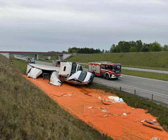 Wypadek na autostradzie A1 w Śląskiem. Samochód ciężarowy wjechał w busa