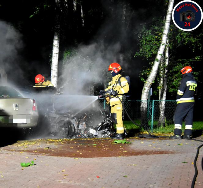 Mercedes płonął jak pochodnia. Pożar auta na Woli