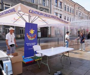 Tarnów walczy z falą upałów. Na ulicach rozdawana jest woda, stanęły również kurtyny wodne