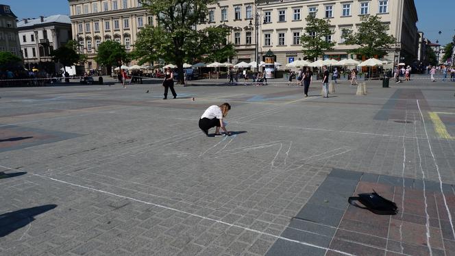 Największa w Polsce tablica Mendelejewa namalowana... kredą